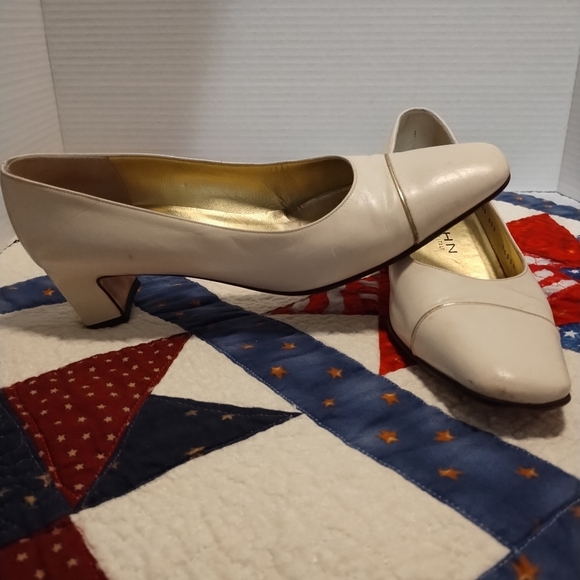 St. John Cream/White Women's Shoes - Picture 4 of 14